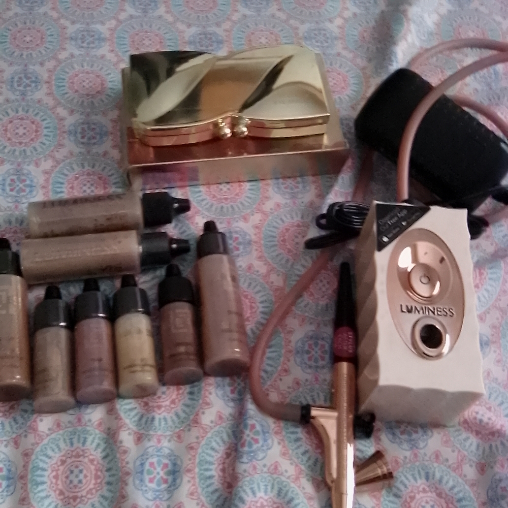 Luminess Airbrush Makeup Set with Gold and Rose Gold Accents